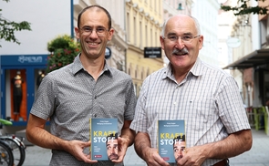 Die Herausgeber Mag. Wolfgang Schönleitner (Katholische Männerbewegung, l.) und Dr. Franz Kogler (Bibelwerk Linz) mit dem neuen Buch „Kraftstoff. Was Männer stärkt“. 