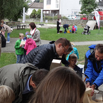 Väter und Kinder beim Basteln