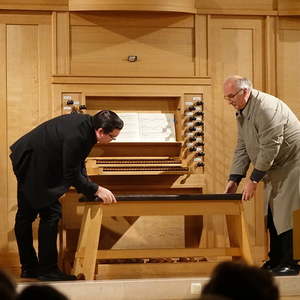 Martin Kaltenbrunner mit Direktor Wolfgang Kreuzhuber an der Kögler-Orgel in der Autobahnkirche Haid