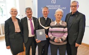 V. l.: Jägerstätter-Biografin Mag.a Dr.in Erna Putz, Festredner Univ.-Prof. Dr. Jozef Niewiadomski, Universität Innsbruck, Rektor Univ.-Prof. Dr. Franz Gruber, Maria Dammer, Tochter von Franz und Franziska Jägerstätter, Univ.-Prof. Dr. Ewald Volgger 