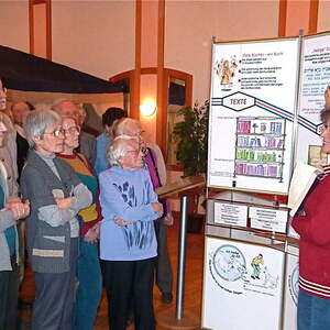 Senioren bekamen Bibel und Bibelausstellung erläutert