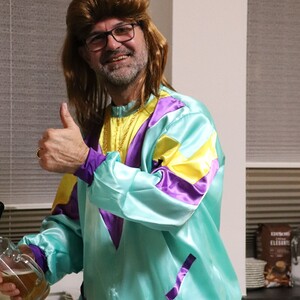 Föhnfarisur trifft Schulterpolster - Das Motto dieses Festes