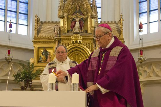 Bischof Dr. Ludwig Schwarz segnet den neuen Altar in der Stadtpfarrkirche Traun