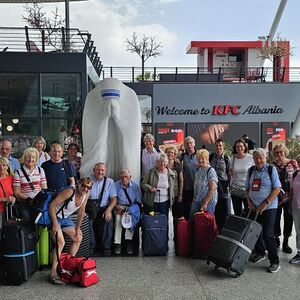 Abschiedsfoto am Mutter Teresa Airport