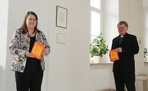 Pastoralamtsdirektorin Gabriele Eder-Cakl und Bischof Manfred Scheuer mit der neuen Broschüre „Ostern feiern“. 