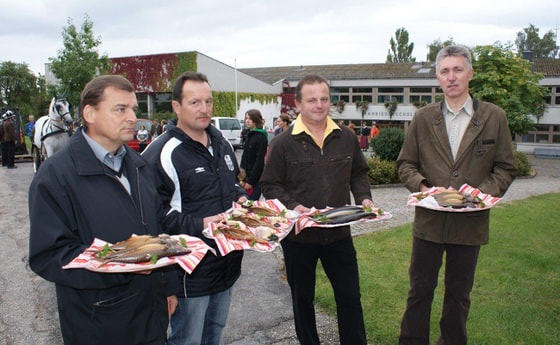 Die Fischer bieten geräucherte Fische an...