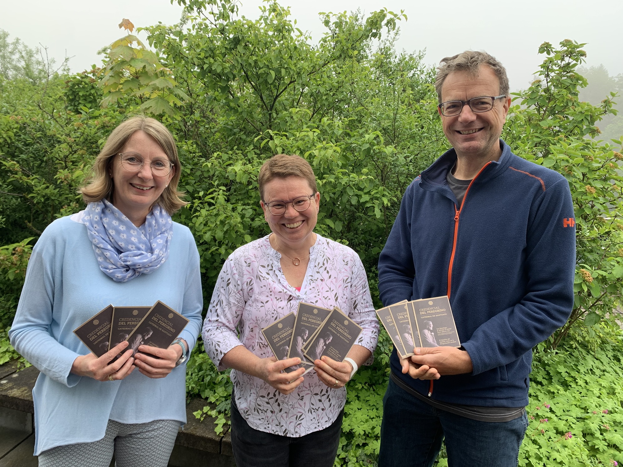 v.l.n.r.: Andrea Reisinger, Maria Imlinger und Markus Pühringer mit den neuen Pilgerpässen