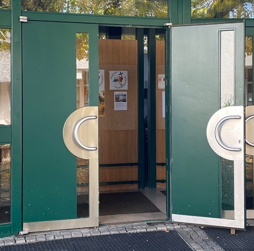 geöffnete Kirchentür
