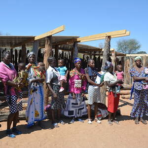 Die neu getauften Kinder mit ihren Müttern vor der Buschkirche