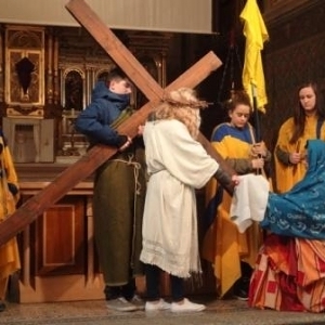 6. Station: Veronika reicht Jesus das Schweißtuch