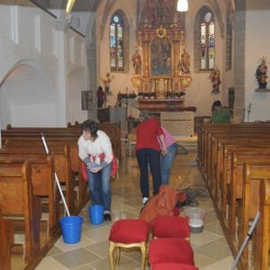 Altarraum, Bodenlegen, Putzen