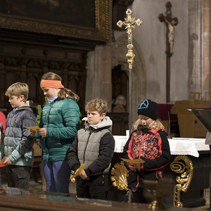 Kinder bringen ihre Bitten vor