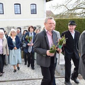 Palmweihe vor dem Pfarrheim