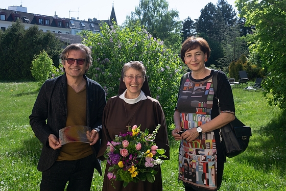 Künstler Marbod Fritsch, Sr. Rita-Maria Schmid, Äbtissin der Klaraschwestern, und Laudatorin Eva Maria Kaiser 