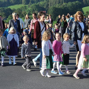 Kindergartenkinder beim Einzug in die Kirche