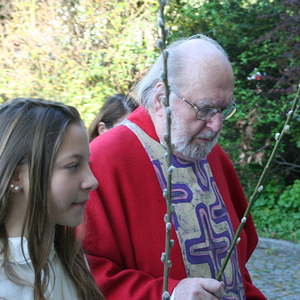 Palmweihe vor der Kirche