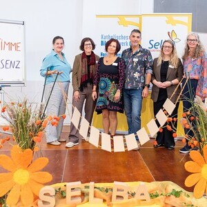 Vortragende Katrin Hagenbeck, Expertin für Stimmentfaltung; SelbA-Leiterin Barbara Aigner-Reitbauer; Nicola und Thomas Abler, Trainer für Gewaltfreie Kommunikation; Leiterin Kath. Bildungswerk OÖ Melanie Wurzer, Tagungsleiterin Astrid Gaisberger