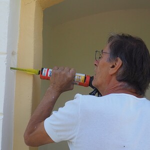 In die ausgesparten Löcher für die Kloben wird Kleber eingebracht.