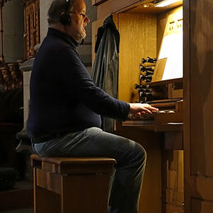 Heinrich Reknagel an der Chororgel...