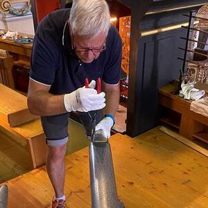 Der Orgelbaumeister beginnt mit dem Stimmen der Pfeifen.