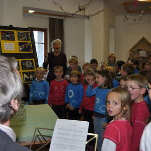 Bischof besuchte Volksschulen und Kindergarten