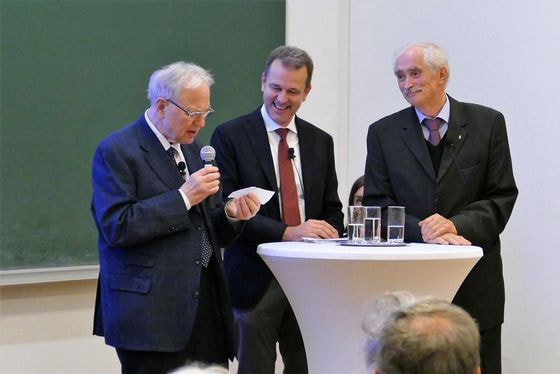 Univ.-Prof. Dr. Michael Hofer (Bildmitte) im Gespräch mit den emeritierten Professoren Univ.-Prof. DDr. Walter Raberger (links im Bild) und Univ.-Prof. Dr. Franz Hubmann.