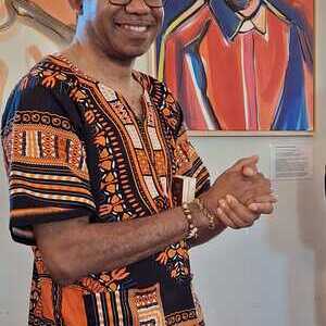 Paulinus Anaedu vor seinem Portrait