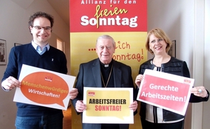 AktivistInnen der Allianz für den freien Sonntag Österreich: V.l.: Michael Willam (Ethik-Center Vorarlberg), Bischof Ludwig Schwarz, Maria Etl (KABÖ)