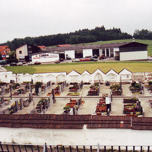 Schließlich wurden die Gänge saniert, die Gräber nummeriert, die Zufahrt gepflastert und kanalisiert. 