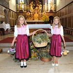 in der rund 700 jahren Alten Stadtpfarrkirche in Gmunden - immer am 15. August verkaufen die Goldhaubenfrauen Kr?uterbuschen - am Foto: Marlene und Eva