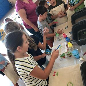 Kinder feiern Erntedank