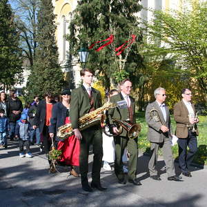 Palmweihe vor der Kirche
