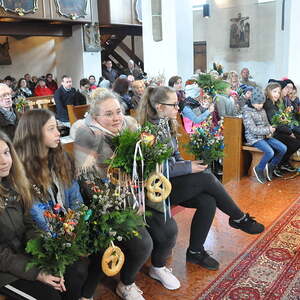 Palmweihe am Dorfplatz, Einzug in die Kirche zur Hl. Messe