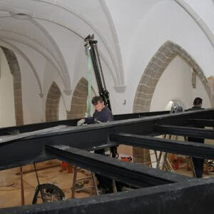 Orgel: Abbau, Stahlkonstruktion der Brüstung, Aufbau