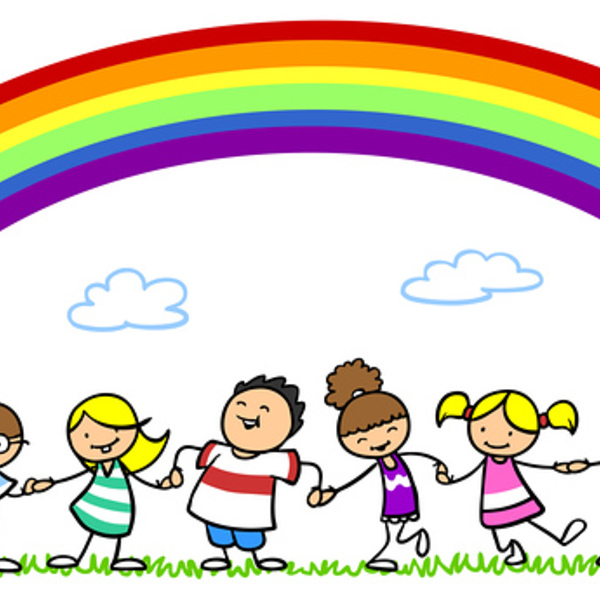 Multikulturelle Gruppe Kinder unter einem bunten Regenbogen im Sommer