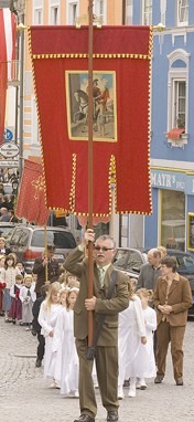 Fahnenträger / © Pfarre Peuerbach Franz Rösslhumer