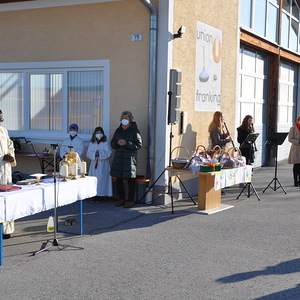 Am Vorplatz der Mehrzweckhalle