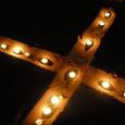 Kreuz mit Kerzen