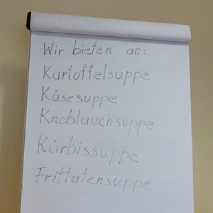 Frauen der Katholischen Frauenbewegung Kirchdorf bieten köstlichen Suppen an