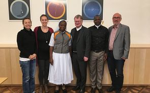 Sr. Adeline Ouedraogo und Désiré Somé mit Bischof Manfred Scheuer und MitarbeiterInnen des Welthaus Linz