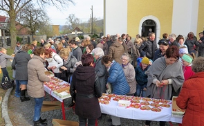                  Am Liebstattsonntag wurden auch in Ottnang nach dem Gottesdienst wieder fleißig Herzen von der KFB verkauft.              