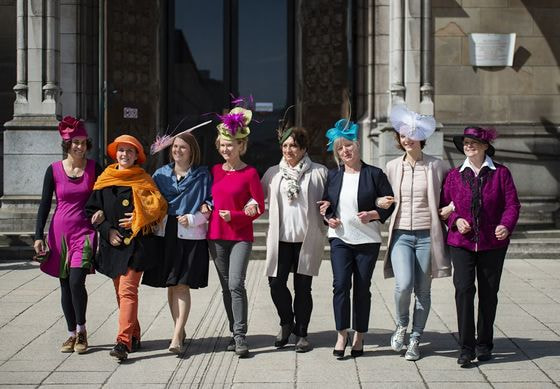 Die Domfrauen vor dem Mariendom