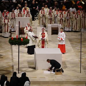 Beisetzung der Reliquien - der Domhüttenmeister verschließt das Reliquiengrab.