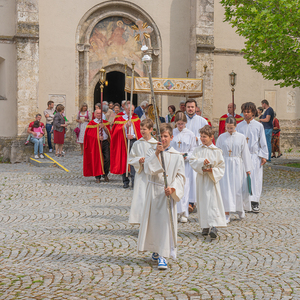 Die Ministrant*innen gehen vor dem Himmel