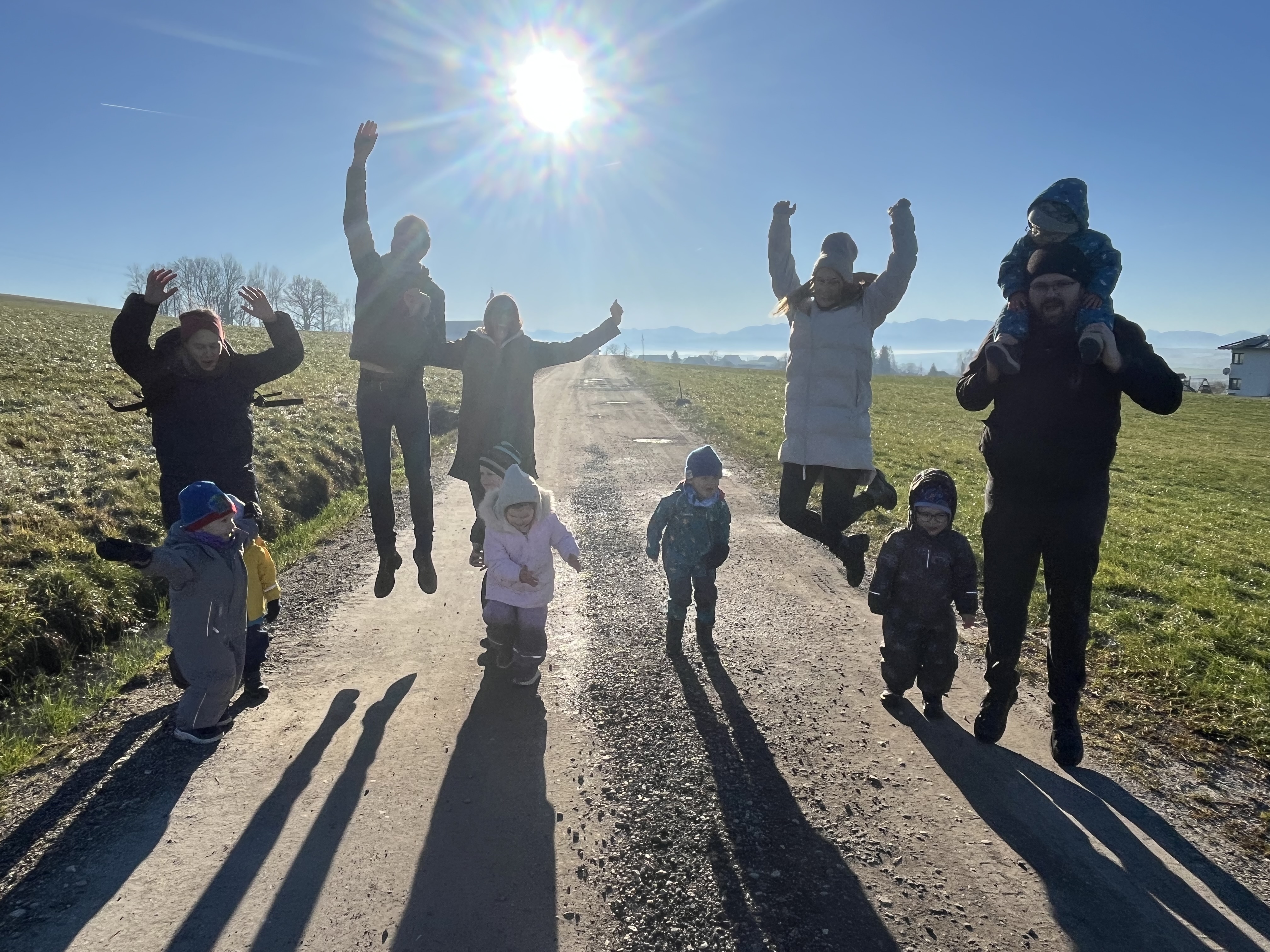 Die Waldspielgruppe am Weg zur Krippe