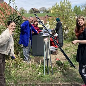 Jugendliche und TrainerInnen beim Aufbau des Hochbeetes