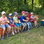 Kinder mit Wasserrädern