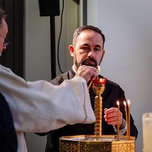 Nach der Predigt waren alle Mitfeiernden eingeladen, während des gesungenen Glaubensbekenntnisses nach vorne zu kommen und eine Kerze zu entzünden.