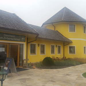 Wer Weg führte uns am Gasthaus  Zirbenschlössl vorbei, in dem für uns das 'Zirbenstüberl' reserviert war.