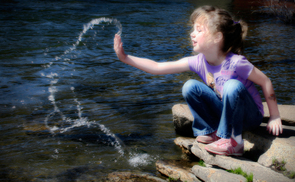 Spielendes Kind am Wasser. © anitapeppers/morgueFile.com